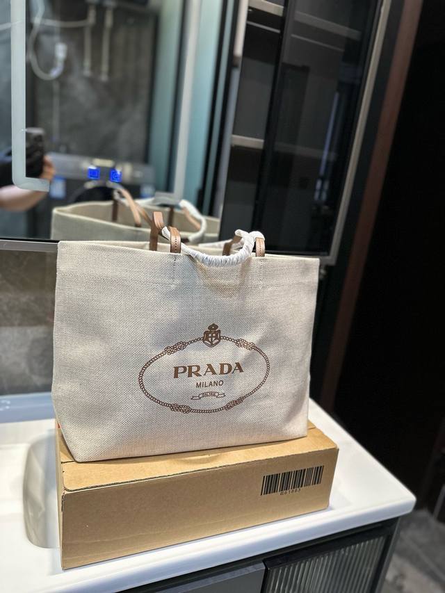 Prada 帆布购物袋！ 够大够方便！ 的的确确是实用且耐用的款， 超喜欢它的颜色！X Size：38*30Cm