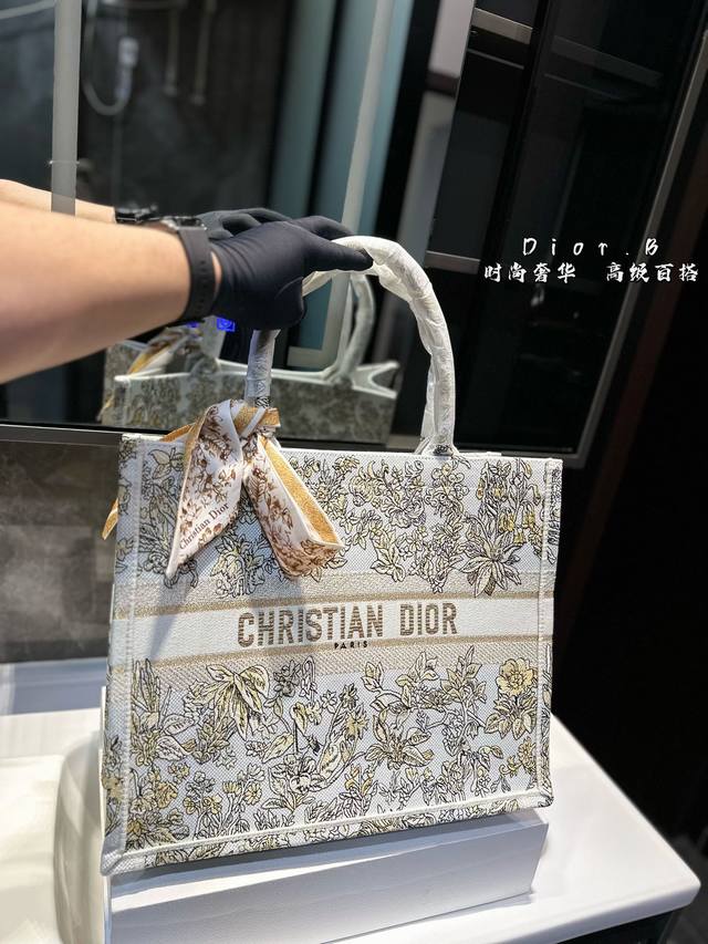 礼盒包装 Dior 提花 托特包 Dior Book Tote今年最喜欢的一款购物袋 Tote我用的次数最多的包,因为容量超级大,不管什么东西都向里面放,当然凹 礼盒包装 Dior 提花 托特包 Dior Book Tote今年最喜欢的一款购物袋 Tote我用的次数最多的包,因为容量超级大,不管什么东西都向里面放,当然凹