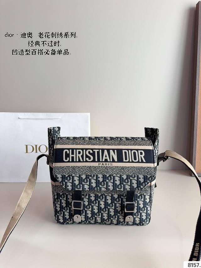 Cd刺绣针织dior 迪奥刺绣针织帆布单肩包 刺绣封边做法 可肩背或斜挎。19Ss Dior Oblique老花出了一款低调斜挎包～ 这颜值我看一眼都能拔草！时