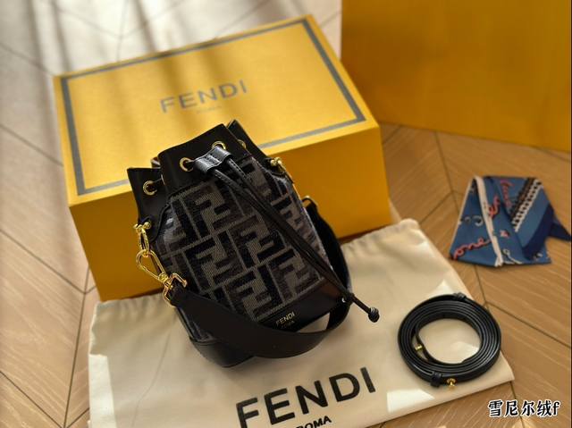折叠盒 ｜Fendi Mon Tresor小号水桶手袋 年米兰时装周街拍中，潮人们背的最多的包包大概就是fendi芬迪的这款水桶包了。配有抽绳和fend金属标志