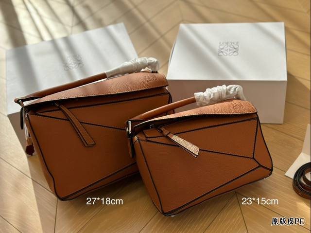 全套包装 罗意威loewe Puzzle从此多一只 Bag 罗家几何包家族的包粉们肯定都乐开了花，经典几何包又要凭借迷你包大肆吸粉啦！这次我们来种草这款包 看看