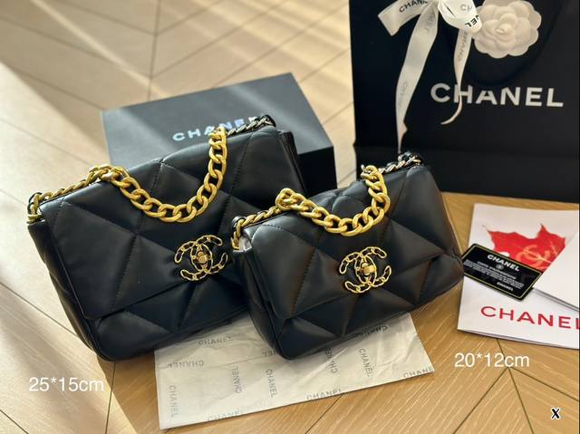 Chanel19 Bag 自从欧阳娜娜带货后全球断货很难买到 皮质是羊皮有点像羽绒服包包 但是19的点睛之笔是什么呢？格子放大！格子放大后脱了香奈儿小女人的特性