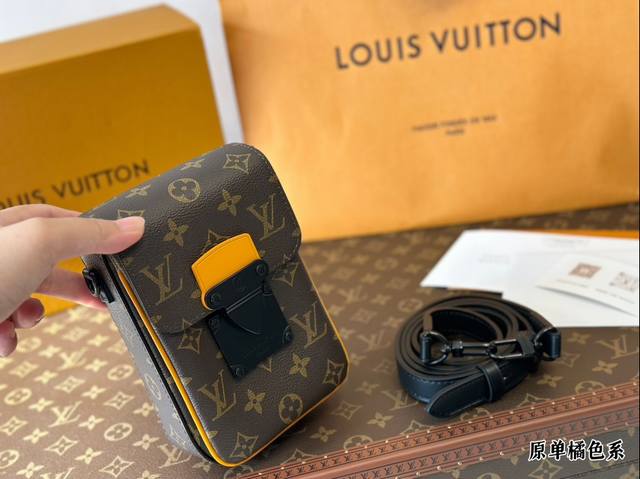 全套包装 新款 Lv 路易威登 S-Lock Vertical 手机包 尺寸12*19Cm