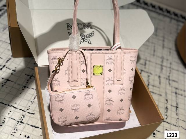 Mcm菜篮子 新款 购物袋见过很多，简单大方，不得不说真的是超级惊艳，特别百搭，上身效果超好，感觉会精致优雅了好几个档次简约时尚！尺寸：21 20.5