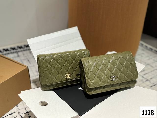 礼盒 香奈儿发财包 专柜热销爆款 秋冬走秀款面料，喜欢的美妞抓紧自留啦 特百搭 简约大气，链条斜挎包 内带拉链 卡位的多功能包包 尺寸：19 12