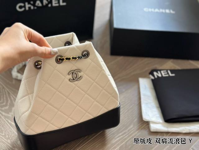 原版皮 香奈儿chanel Gabrielle流浪双肩包 Chanel Gabrielle双肩包是可以很久的双肩流浪包。这款双肩包没那么容易撞大街 有-丢丢复古
