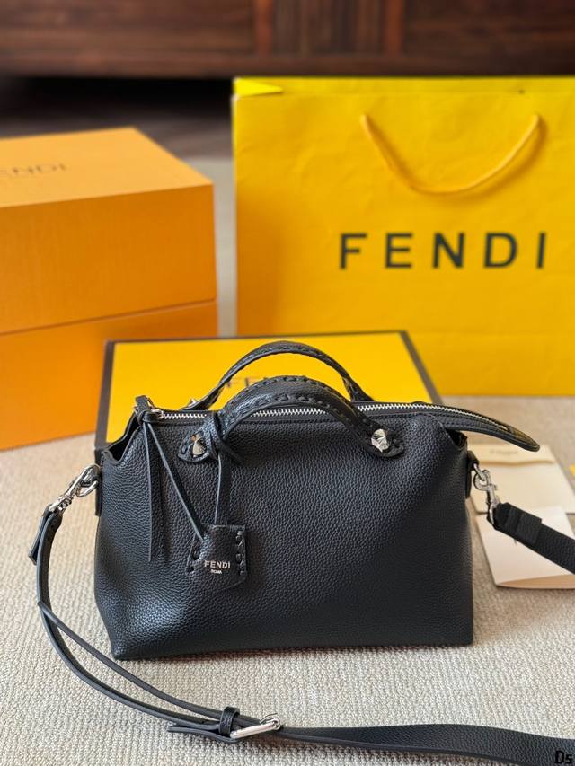 配盒！尺寸 大号27.18 芬迪 饭盒单肩包 采用超柔软的cuoio Romano 皮革，真的是轻松又好背 呀~每个季节都有不同的设计，给我们带来无限惊喜，也展
