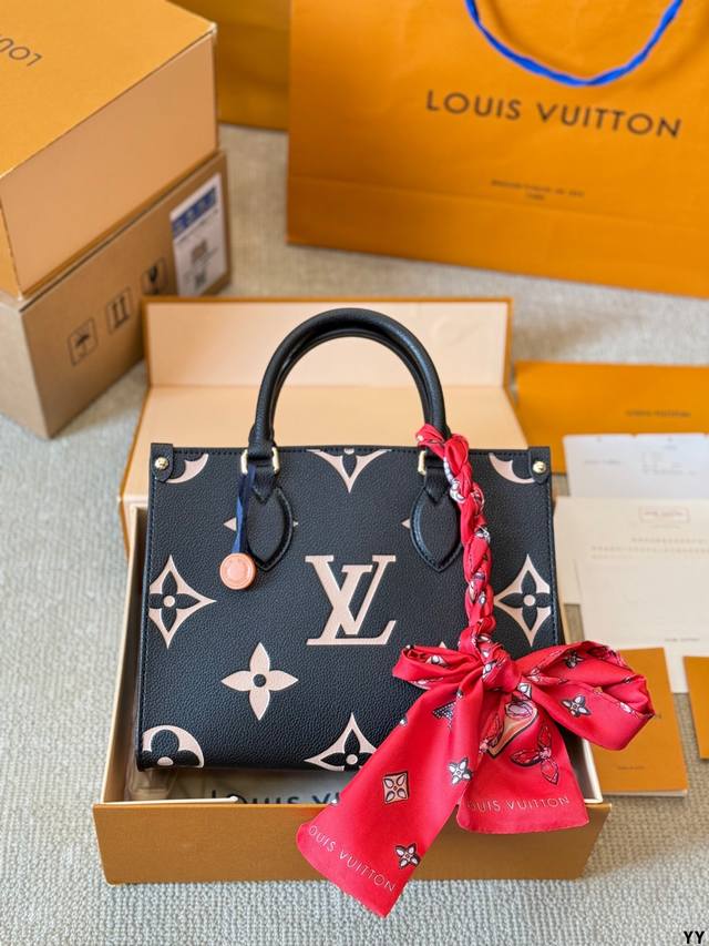 牛皮 配丝巾 折叠礼盒 原单品质 Lv A B面喷绘 Onthego妈咪袋 性价比之王这是一款超赞的包型，灵感来自于恶搞lv的街头品牌，曾经的曾经，Louis