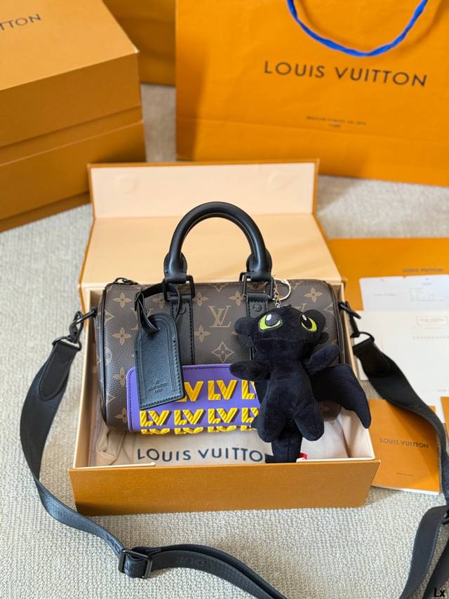 配挂件 男帅女飒！！Lv Keepall25 黑武士真的泰裤辣 路易威登 Keepall 25 黑银配色 时髦与酷酷并存 黑色老花有辨识度又低调 City的行李