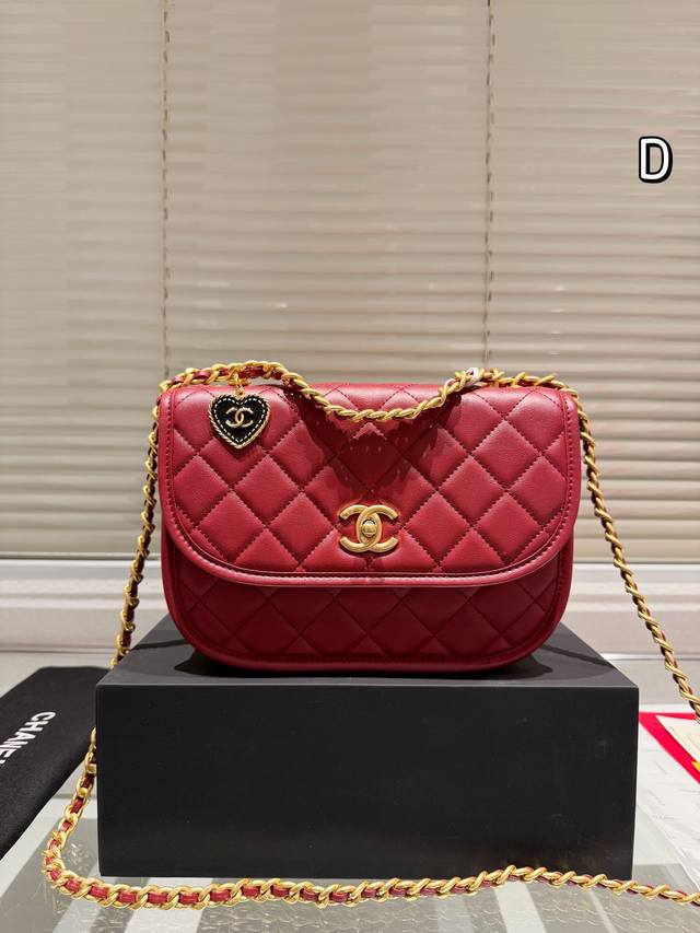 配盒 Size:24.15Cm 被夸爆的chanel 邮差包 真的有被惊艳到! 小香家 新品 手提单肩!大爱哦! 怎么背都好看! 配盒 Size:24.15Cm 被夸爆的chanel 邮差包 真的有被惊艳到! 小香家 新品 手提单肩!大爱哦! 怎么背都好看!