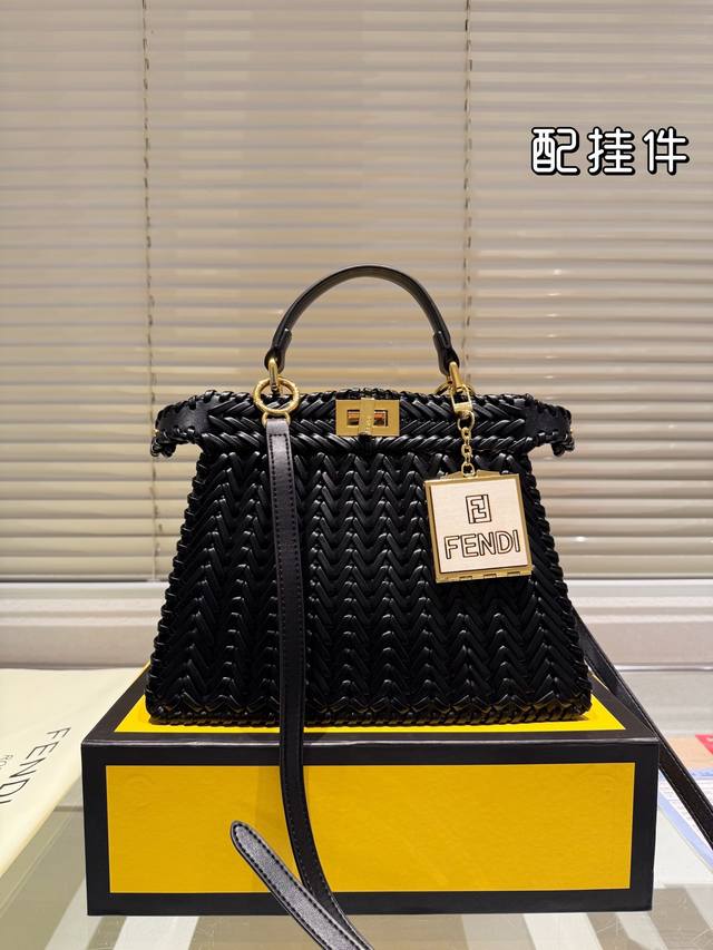 牛皮版本 配挂件 Fendi手袋，简直是低调奢华的代名词！ 回这款包包以其独特的开合设计和经典的双面皮革，展现了无与伦比的精致感。中等容量，非常适合日常使用，能