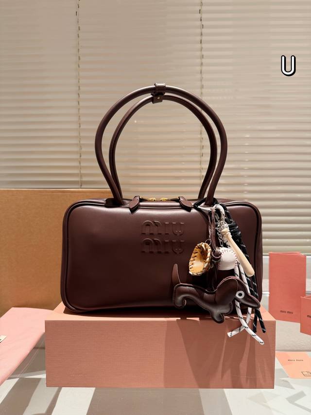 牛皮 配挂件 Size：30.16Cm Miumiu保龄球 公文包 皮质光滑细腻柔软， 棉质缎面衬里。 背起来都很nice 哦 可手拎也可斜挎！ 出场就是miu