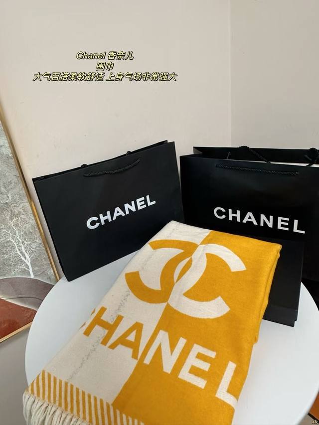 配盒+10 香奈儿 Chanel 围巾 真的相当的百搭，上身气质upup！上身效果气场非常强大这款围巾的效果很特别，手感柔软成色有质感，面料厚实保暖，版型更是非