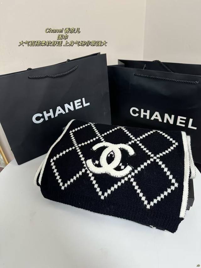 配盒+10 香奈儿 Chanel 围巾 真的相当的百搭，上身气质upup！上身效果气场非常强大这款围巾的效果很特别，手感柔软成色有质感，面料厚实保暖，版型更是非