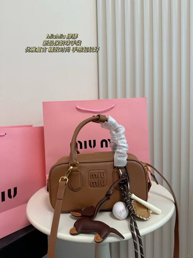 配盒 Miumiu 缪缪 新品保龄球手袋 保龄球设计风格包包 优雅精致且不乏趣味 软软糯糯，手感无敌好 背出街辨识度超高，时尚度满满。 尺寸：22*12Cm