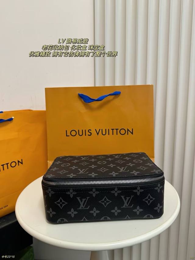 Lv 路易威登 收纳包 化妆盒 珠宝盒 Lv的这款旅行珠宝盒，实在是太美了现代风格与monogram珍品的结合，让它成为珠宝的完美居所。三种尺寸，满足不同需求。