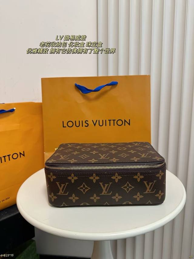 Lv 路易威登 收纳包 化妆盒 珠宝盒 Lv的这款旅行珠宝盒,实在是太美了现代风格与monogram珍品的结合,让它成为珠宝的完美居所。三种尺寸,满足不同需求。 Lv 路易威登 收纳包 化妆盒 珠宝盒 Lv的这款旅行珠宝盒,实在是太美了现代风格与monogram珍品的结合,让它成为珠宝的完美居所。三种尺寸,满足不同需求。