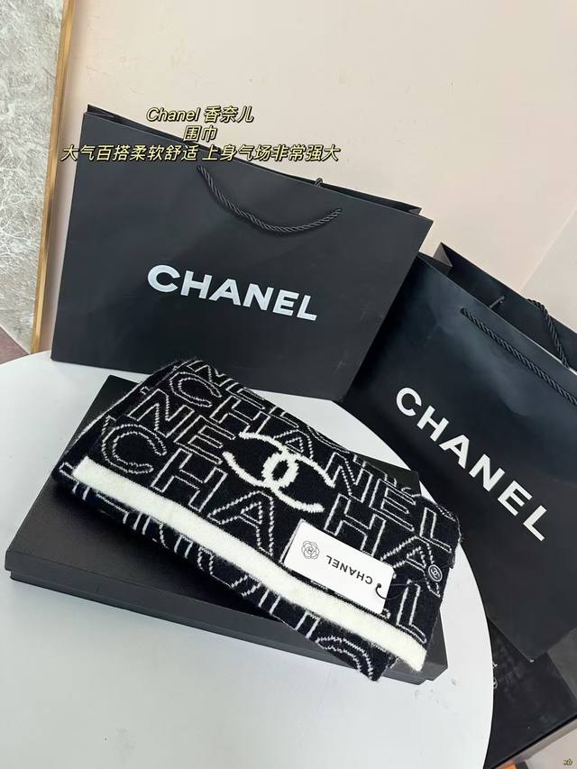 配盒+10 香奈儿 Chanel 围巾 真的相当的百搭，上身气质upup！上身效果气场非常强大这款围巾的效果很特别，手感柔软成色有质感，面料厚实保暖，版型更是非