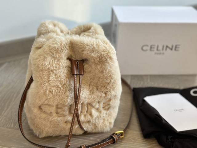 配盒 Size：22*15厘米 Celine 水桶包 一直很喜欢老花的包 老花色经典极搭！ 颜值超级在线哦 Celine水桶包越背越顺手