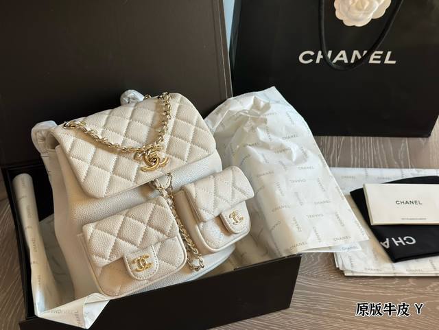 原版牛皮 Chanel Duma青蛙双肩包 Chanel Duma青蛙双肩包由于她双口袋的在线非常可爱像两个大大的眼睛所以也叫它青蛙双肩侧面比较有型会比单口袋d
