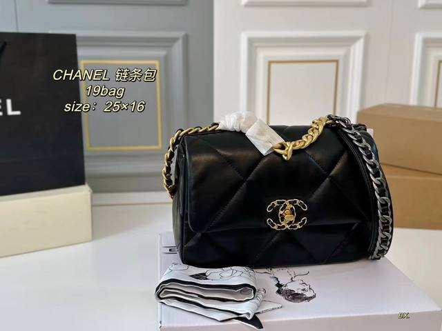 中号 折叠盒飞机盒 Size25×16 Chanel 香奈儿新款19Bag链条包 皮质细腻柔软，质感像云朵一样 皮穿金属肩带，款式别致！ 上身自带氛围感↗ 温柔