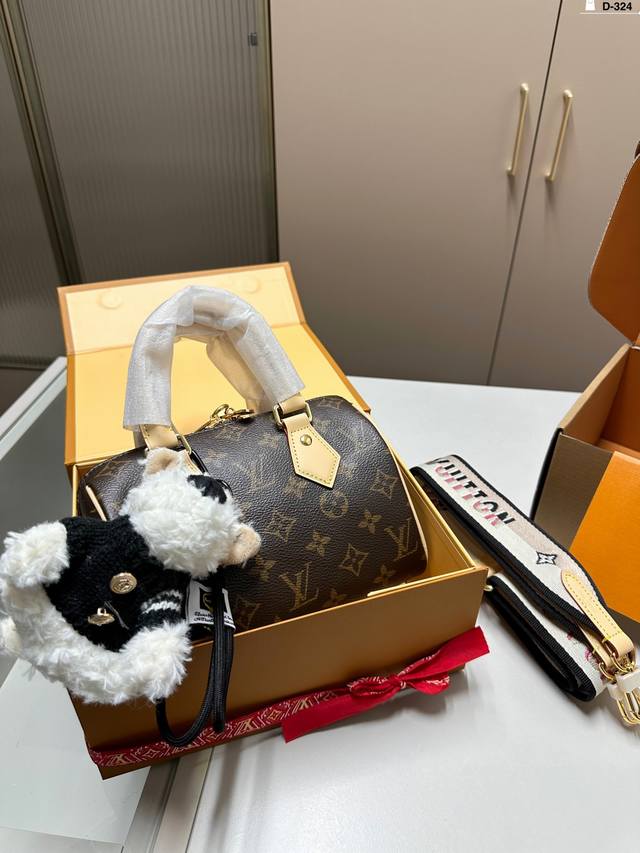 配挂件 Lv Speedy20枕头包 满足日常需求上 搭配了精致小巧可自行多种穿戴方式的配饰 经典重现 轻便又时尚 D-324尺寸20.10.13折叠盒飞机盒 配挂件 Lv Speedy20枕头包 满足日常需求上 搭配了精致小巧可自行多种穿戴方式的配饰 经典重现 轻便又时尚 D-324尺寸20.10.13折叠盒飞机盒