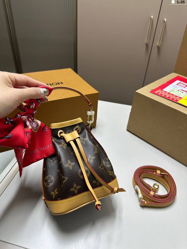 Lv Mini小水桶包！不得不买的好货！老花nano系列最夯超迷你水桶包！这只几乎身边朋友人手一只，太q！L-25尺寸13.10.15折叠盒飞机盒丝巾