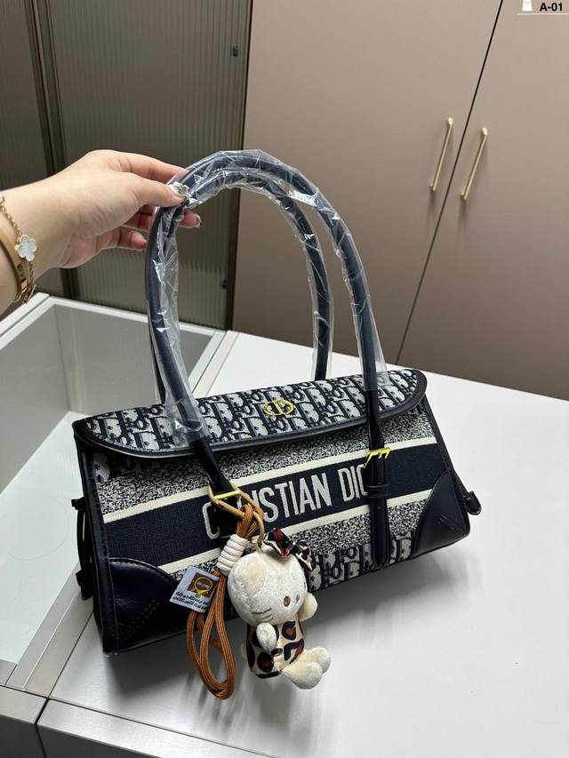 迪奥dior 新款腋下包 绝对逃不过这个腋下包 容量却很大! 日常用足够啦~ 各种party宴会趴! A-01尺寸30×17配盒 迪奥dior 新款腋下包 绝对逃不过这个腋下包 容量却很大! 日常用足够啦~ 各种party宴会趴! A-01尺寸30×17配盒