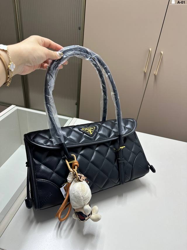 普拉达 新款腋下包 绝对逃不过这个腋下包 容量却很大！ 日常用足够啦～ 各种party宴会趴！ A-01尺寸30×17配盒