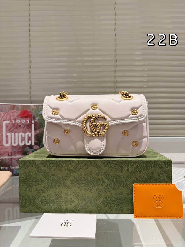 牛皮 飞机盒折叠礼盒 Size：22Cm Gucci Marmont 2 经典款啦 质量很好 性价比高 牛皮品质