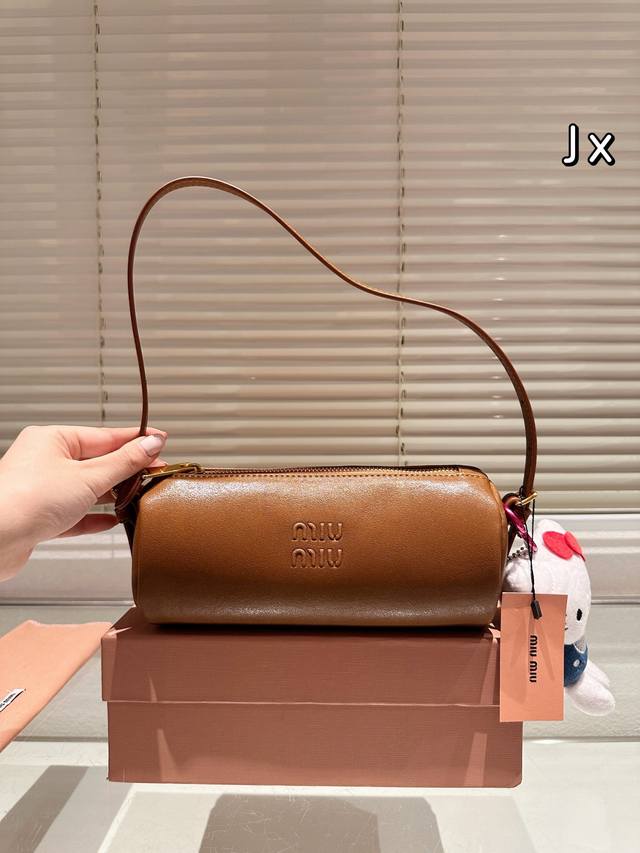 配挂件 太可爱啦 Miumiu迷你小圆筒 Miumiu迷你小圆筒 小小一只，太可爱了啦 小羊皮柔软细腻整个包都好软糯手感超治愈的日常还能装不少 肩带长度可以调，