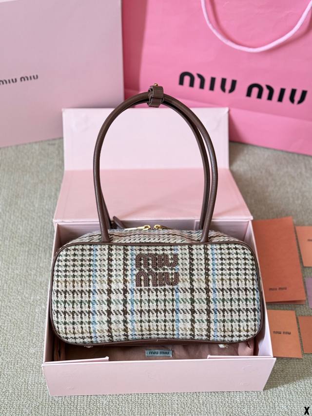 千鸟格 Miumiu限定款相机包 简单又好看 Miumiu而且超级实用， #Miumiu新款包包 尺寸大号28 14Cm
