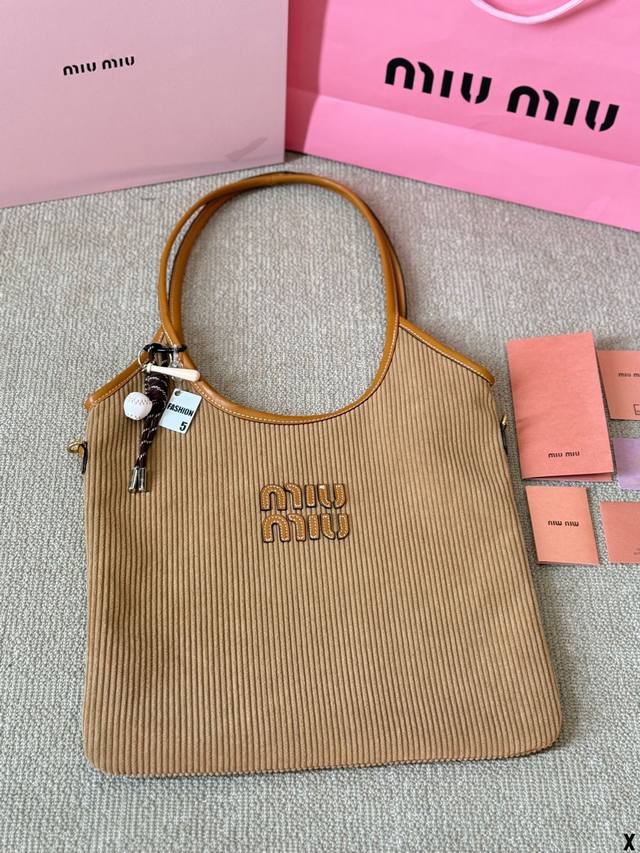 灯芯绒 配挂件 Miumiu限定款托特包 简单又好看 Miumiu而且超级实用， #Miumiu新款包包 尺寸35 30Cm