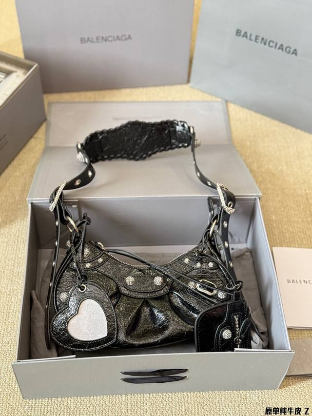 头层牛皮 巴黎世家 Balenciaga枪扣 钻款 Le Cagole 机车包 满钻配件和爱心镜子很加分有点小亚和朋克的感觉 容量 足够肩带可以调节长度当腋下包