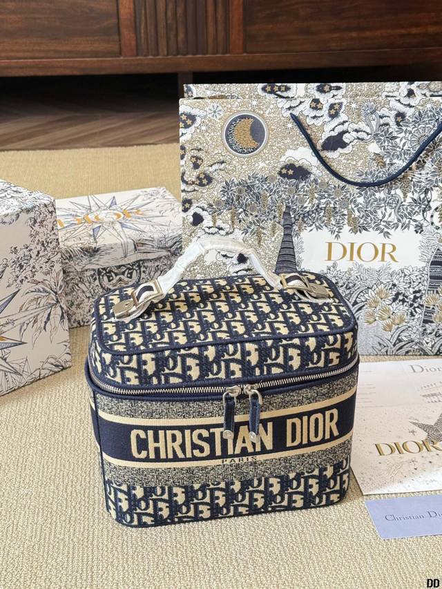 Dior迪奥老花化妆包配礼盒 Hello国我们又见面啦 今天给大家推荐的是一款自用的目迪奥dior化妆包or手拎包。 #包包外观 Emm.. R包包外观还是延续