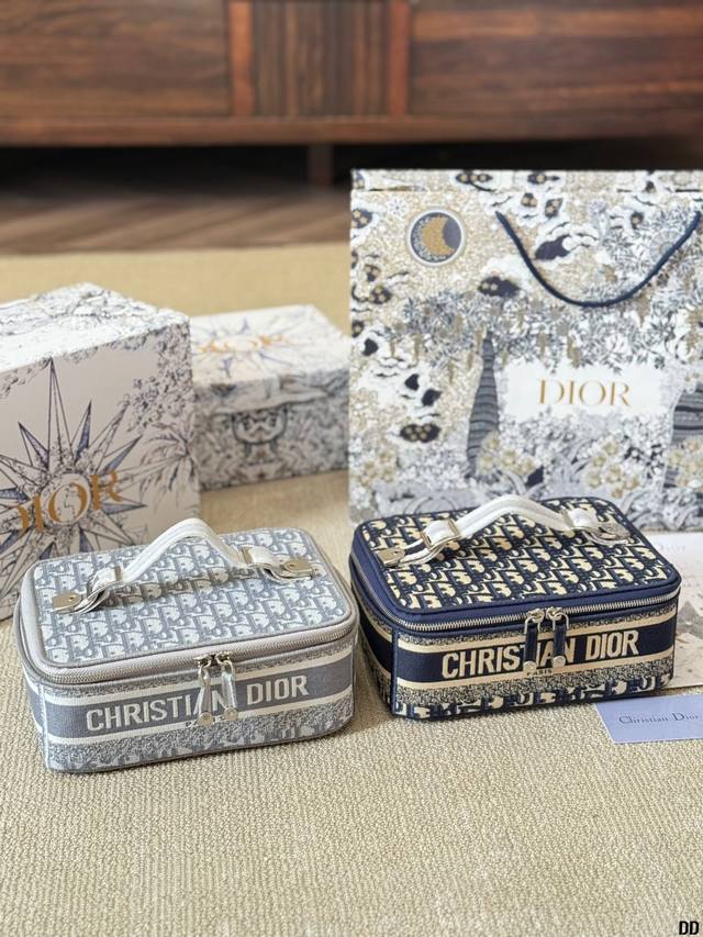 Dior Oblique 化妆包 洗漱包 每个女孩子都需要拥有的超级能装化妆包！经典的老花帆布刺绣颜值超高，容量巨大到瓶瓶罐罐都没问题！边惊讶边感叹这也忒能装了