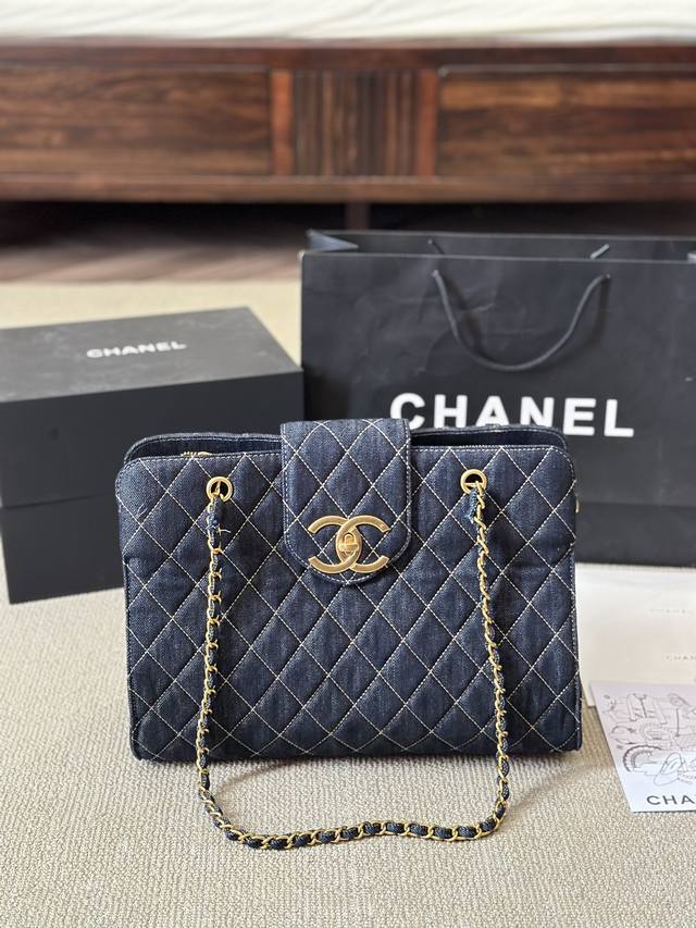 牛仔 独家！找到同款算我输！香奶奶托特包 香奈儿牛仔斜挎包 任何搭配都能够轻松驾驭 低调有质感 容量也很可 尺寸35 28Cm