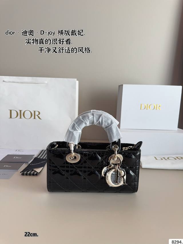 配全套礼盒 Dior 迪奥 新品 戴妃 横版 漆皮纹 夏日必备单品. 实在是太太帅气了 新品到货 尺寸横版 26*6*14 22*6*12 16*6*10Cm