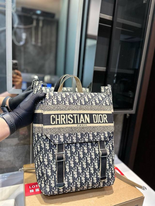 高品质 原单布 迪奥 Dior 早秋新款双肩包 专柜最新进口帆布原单品质 官网同步 原版五金不掉色 品质保证超洋气 超实用 随心装 永不过时 必备单品 X尺寸: 高品质 原单布 迪奥 Dior 早秋新款双肩包 专柜最新进口帆布原单品质 官网同步 原版五金不掉色 品质保证超洋气 超实用 随心装 永不过时 必备单品 X尺寸: