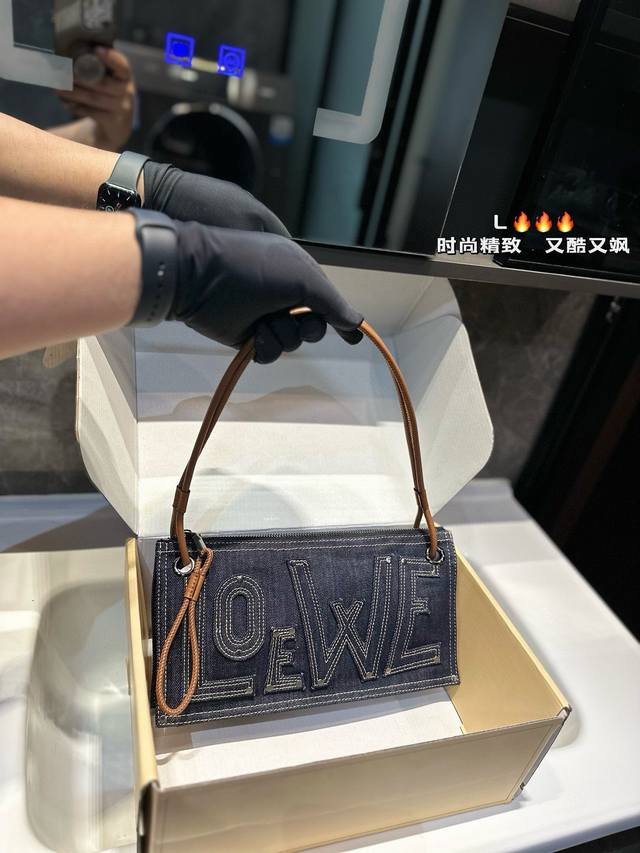 牛仔很忙 Loewe罗意威 Loewe牛仔双面logo腋下包两面logo搭配外缝线 时髦质感拉满 我最爱的中古包 牛仔很忙 Loewe罗意威 Loewe牛仔双面logo腋下包两面logo搭配外缝线 时髦质感拉满 我最爱的中古包