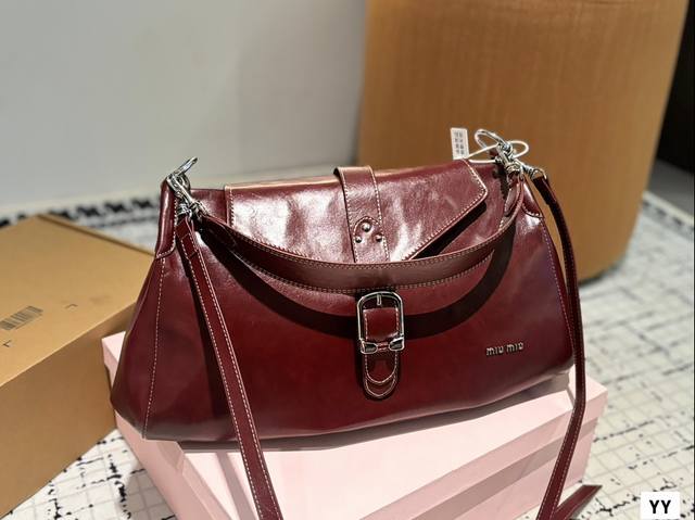 配盒子 缪缪腋下 要么说今年miumiu确实“妖”呢 不得不承认miumiu现在的产品越来越受欢迎了，不仅仅女生的适龄段继续年轻化，男生的关注度也越来越高，而且