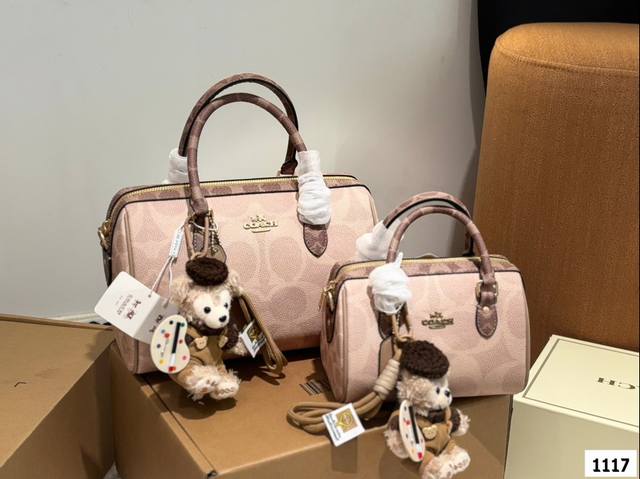 配盒尺寸大号25 小号20 蔻驰 波士顿枕头包 Coach 时髦拿捏住啦 不显老气好好搭啊 而旦貌美气质加成好高的呀~ 爱死了这份从容优雅