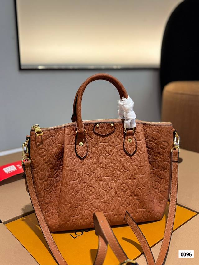 牛皮 中古老花饺子包～Lv Retiro 手袋以标志性的lv老花面料制成，搭配奢华的黄皮饰边，经典永恒。优雅低调的外形设计和宽敞的包身更加入了实用性。使用说明：