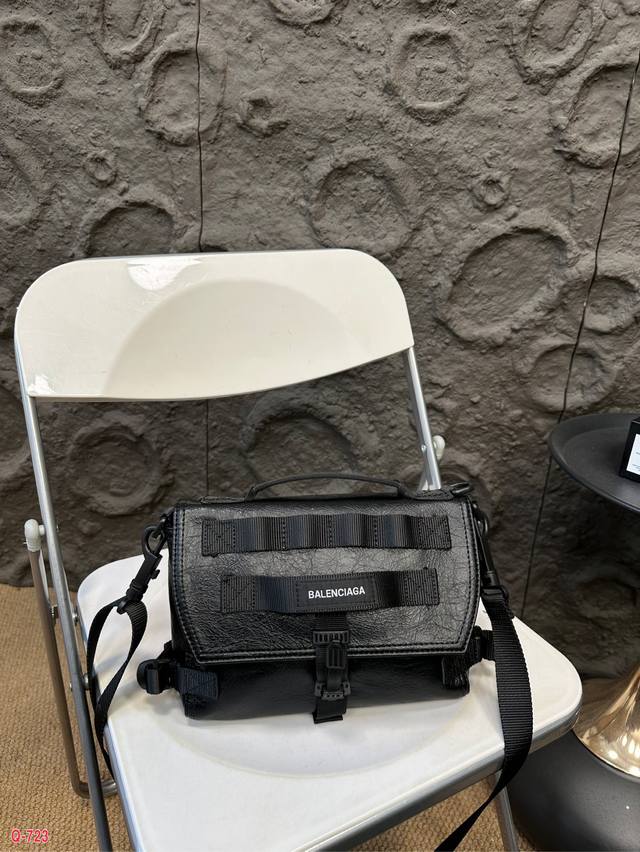 巴黎世家新出的一个邮差包 上身自重很轻 设计犹如其名 很army感两个色 一个深灰色一个黑色 个人喜欢黑色男女背都很帅 中性款 价格也很给力 算是性价比很高的