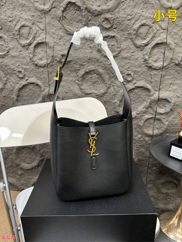 配折叠盒 Ysl圣罗兰hobo 水桶包真香了容量感人 整个包拿在手上第一感觉就是手感柔软又轻便即便是小号容量应对出门逛街也是够用好看又好背，我经常说腋下的款太适