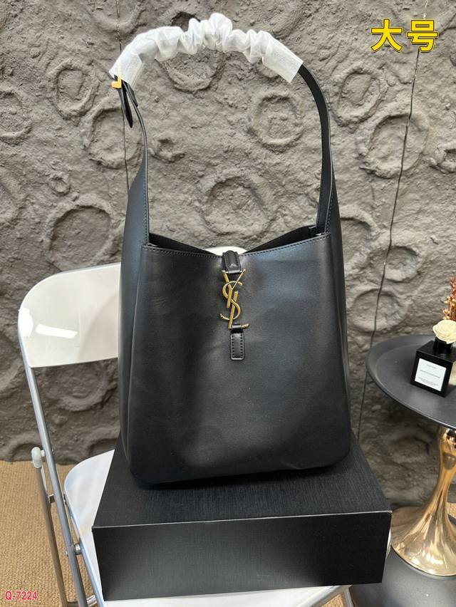 配折叠盒 Ysl圣罗兰hobo 水桶包真香了容量感人 整个包拿在手上第一感觉就是手感柔软又轻便即便是小号容量应对出门逛街也是够用好看又好背，我经常说腋下的款太适