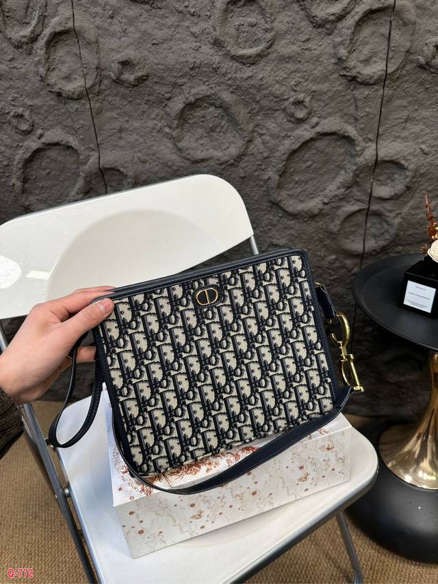 配折叠盒 Dior迪奥 Montaigne 蒙田系列 刺绣经典老花满印 洗漱包手拿包 男女同款 牛仔蓝色 男士当手拿包 女孩子可以改造的好好看！ 尺寸26.21