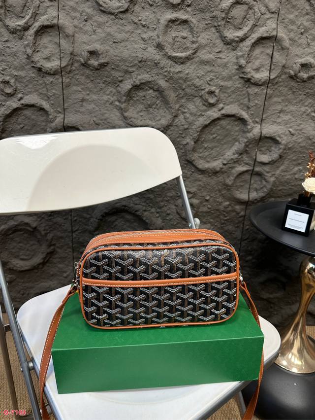 配折叠盒 戈雅相机包真的好帅 男女同款，可以买给自己男朋友哦 容量也是相当大 秋冬搭配大衣袄子也是相当帅 最爱的包包 尺寸22.13