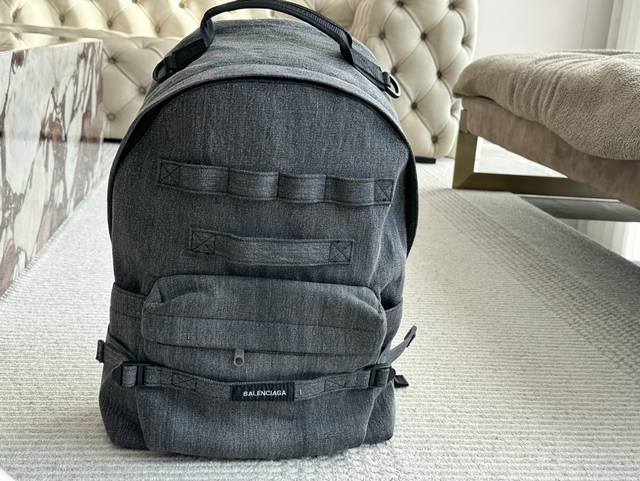 Size：44*28Cm 巴黎世家 双肩包火出圈 新宠双肩包 太好拿了低调有品味！ 超温柔的颜色包身 牛仔非常抗造哦！