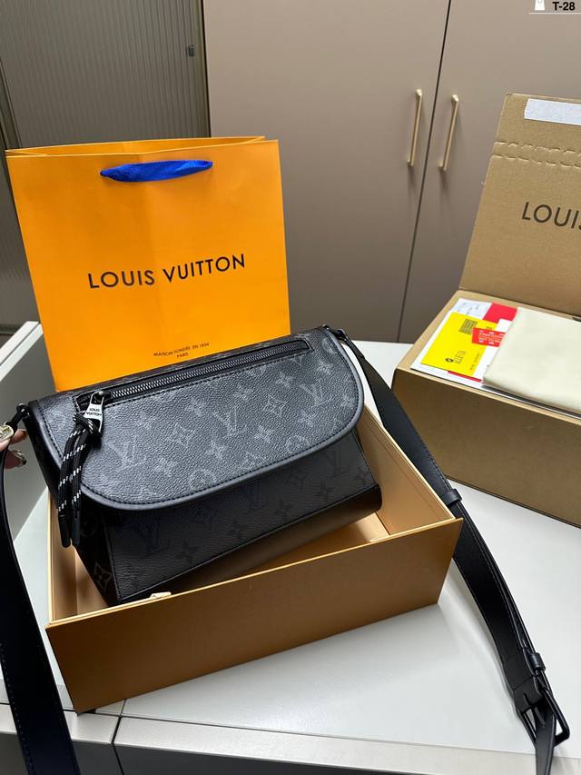 Lv新款男包推荐 可商务可休闲~ 爱不释手 Lv Pulse 邮差 手袋采用了皮革和帆布制成的经典又耐用百搭款包包谁能不爱2025第一波新品太会拿捏了 T-28 Lv新款男包推荐 可商务可休闲~ 爱不释手 Lv Pulse 邮差 手袋采用了皮革和帆布制成的经典又耐用百搭款包包谁能不爱2025第一波新品太会拿捏了 T-28